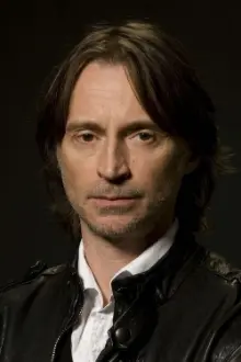 Robert Carlyle como: Priest