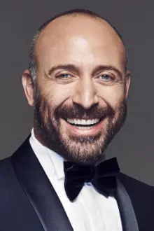 Halit Ergenç como: Sinan Karahan