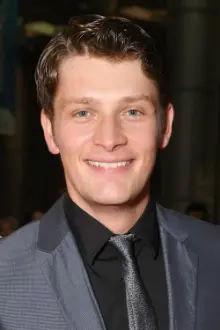 Brett Dier como: Zee