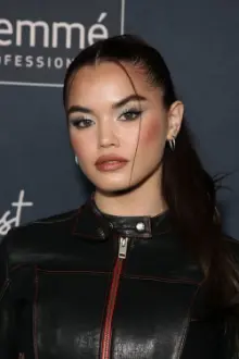 Paris Berelc como: Alexa Mendoza