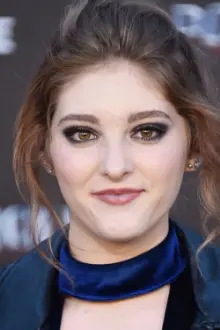 Willow Shields como: Self (Primrose Everdeen)