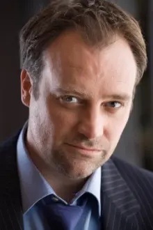 David Hewlett como: Dr. Nicholas (Nickie) Elder