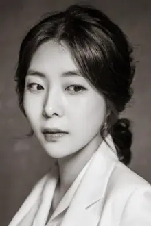 Shin Yu-ju como: Kim Soo-hyeon