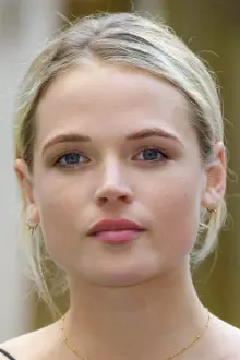 Gabriella Wilde como: Kelly Tanner