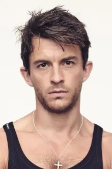 Jonathan Bailey como: Sam