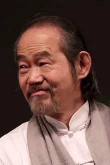 Yuen Wah como: Chi Mo Sai