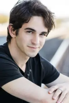 Zachary Gordon como: Max Dagan