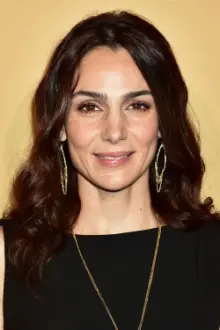 Annie Parisse como: Delphina Adams