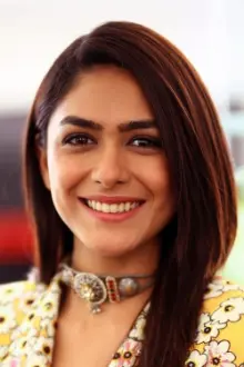 Mrunal Thakur como: Shivani Mathur