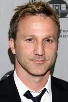 Breckin Meyer como: Charlie McKay