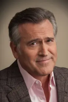 Bruce Campbell como: Carl