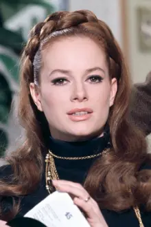 Luciana Paluzzi como: Giulia