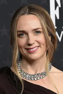 Kerry Condon como: Kate