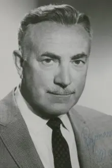 Raymond Bailey como: Judge