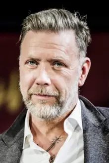 Mikael Persbrandt como: Ele mesmo