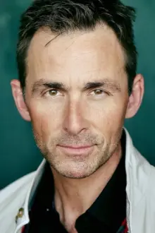 James Patrick Stuart como: President Hathaway (voice)