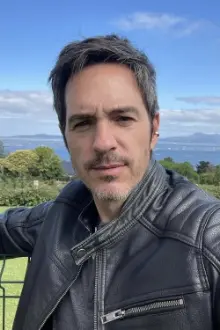 Mauricio Ochmann como: Vicente