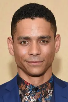 Charlie Barnett como: Ronald