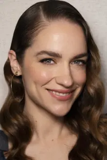 Melanie Scrofano como: Wynonna Earp