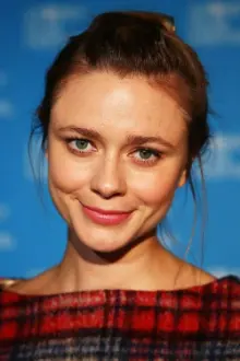 Maeve Dermody como: Martha