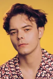 Charlie Heaton como: Alex Hubbs