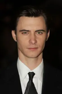 Harry Lloyd como: Peter Quayle