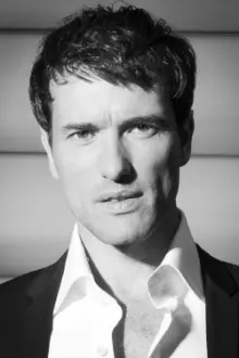 Ed Stoppard como: Lukas Becker