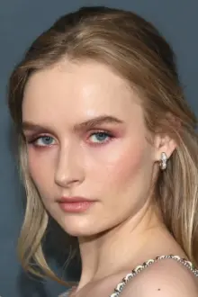 Olivia DeJonge como: Josie