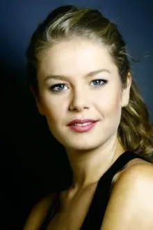 Burcu Biricik como: Fatma Yılmaz