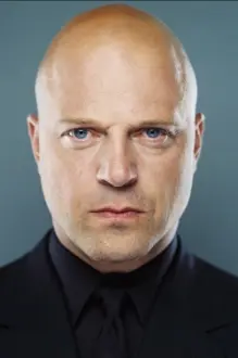 Michael Chiklis como: Bald Man