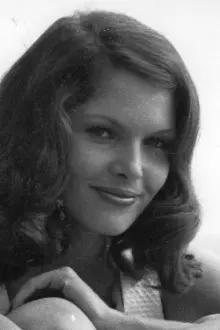 Lois Chiles como: 