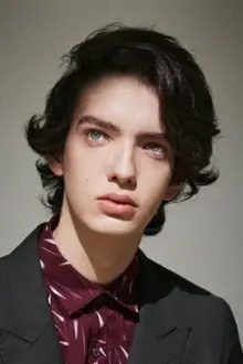 Kodi Smit-McPhee como: Jerome Holm