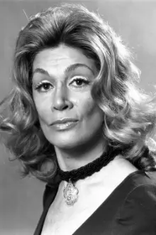 Sylvia Miles como: Ms. P