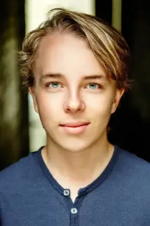 Ed Oxenbould como: Tyler Jamison