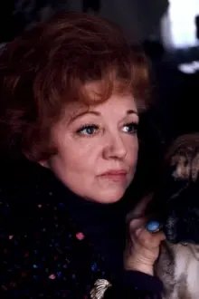 Hermione Baddeley como: Mrs. Finch