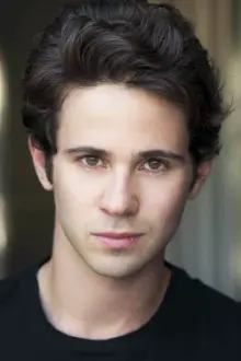 Connor Paolo como: Troy