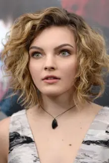 Camren Bicondova como: Iris