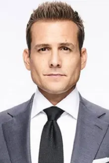 Gabriel Macht como: R. J. O'Brian