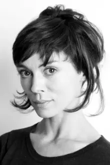 Fiona O'Shaughnessy como: Nina