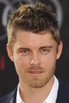 Luke Mitchell como: Russ