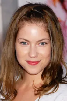 Laura Ramsey como: Becca Brady