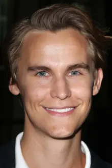 Rhys Wakefield como: Evan