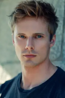 Bradley James como: Damien Thorn