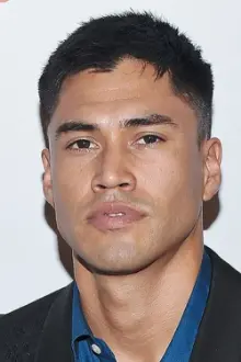 Martin Sensmeier como: Chip Hanson