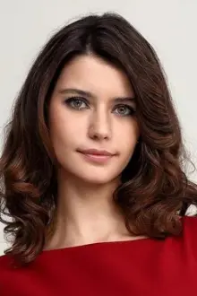 Beren Saat como: Yağmur Özden / Derin Çelik