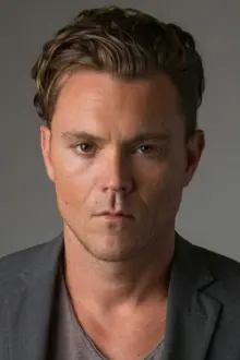 Clayne Crawford como: Bobby