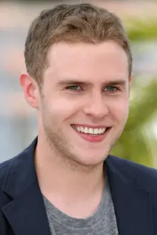 Iain De Caestecker como: Stephen