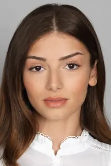 Mimi Keene como: Nathalie