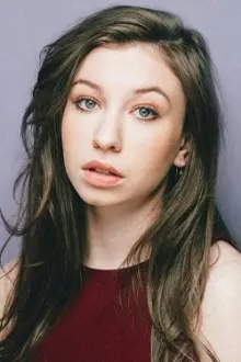 Katelyn Nacon como: Elisia Brown