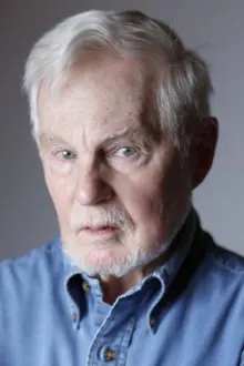 Derek Jacobi como: Priam Huntington (voice)